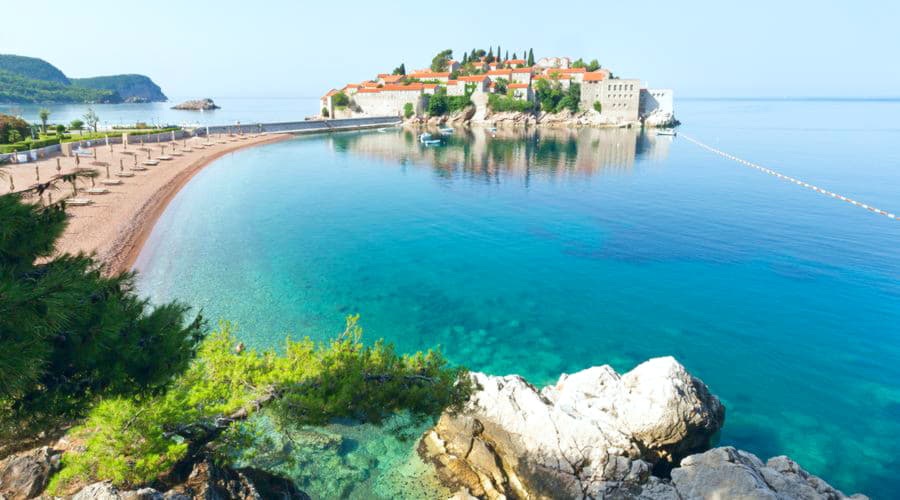 Nos services de location de voitures offrent une sélection diversifiée de véhicules à Sveti Stefan.